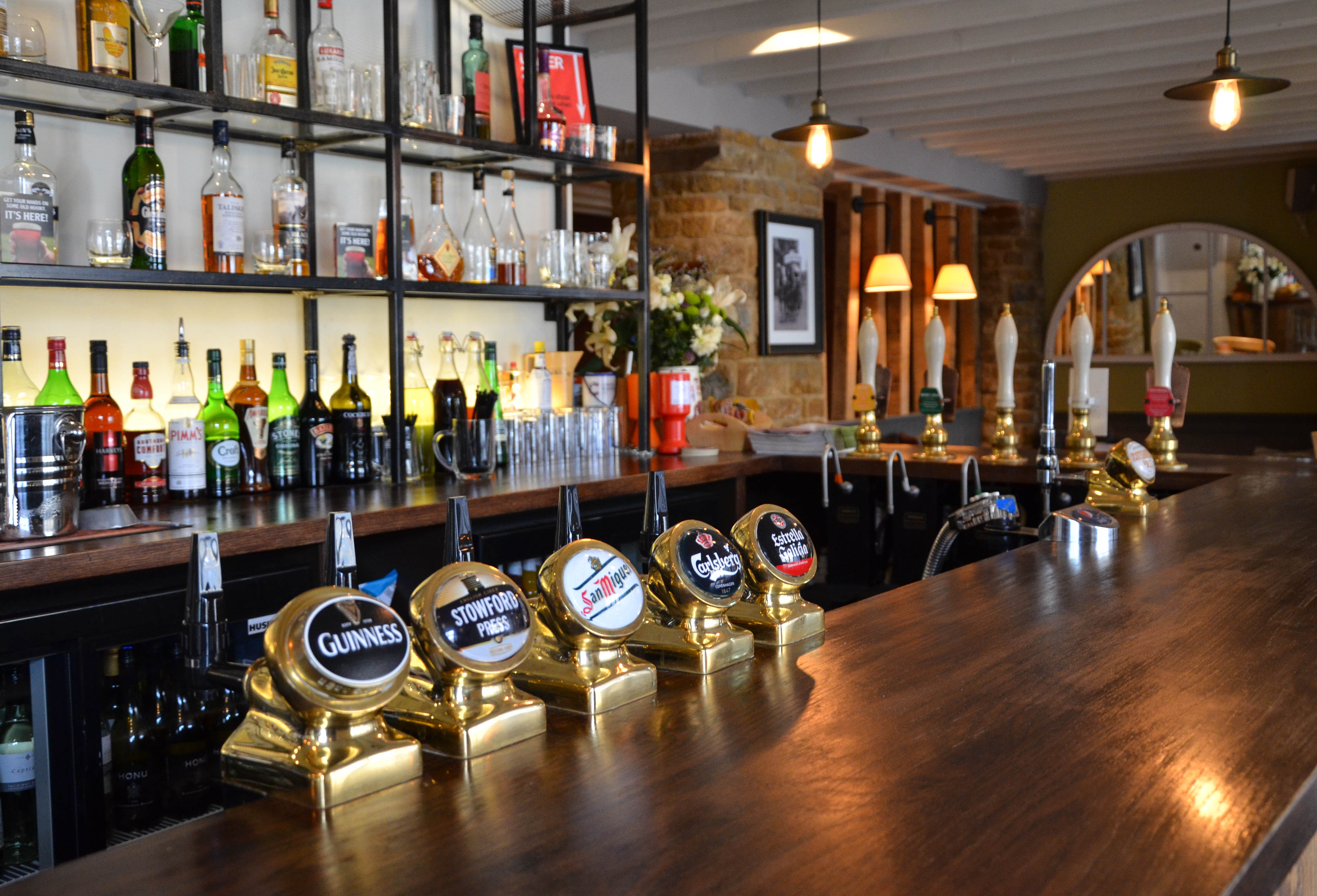 SUN INN, HOOK NORTON Hook Norton Brewery